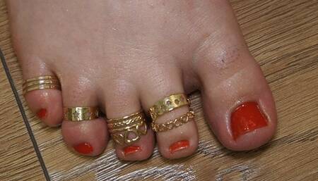 Admiring the short toes of a plus-size girl