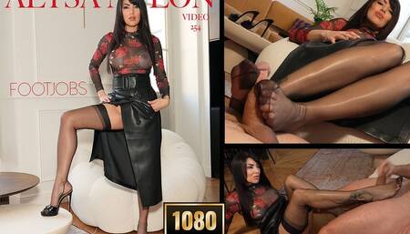 254 ALYSA JOUE AVEC SES PIEDS SUR UNE BELLE BITE FULL HD