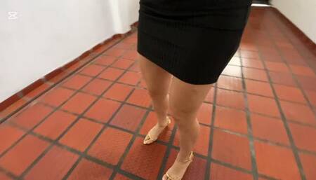 Jarlyn and Dalilah push the fiat 147 to start it up