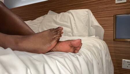 Letting iloveherfeettt worship my sexy french pedi