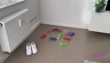 Sneaker-Girl Mia-Moon - Crush some Toy Sunglasses