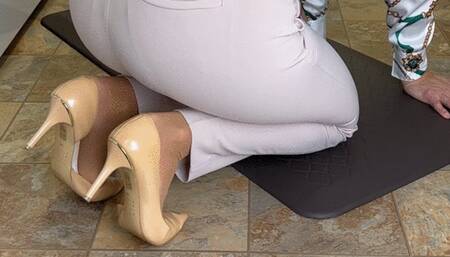 Boy cums on his milf teachers heels 3