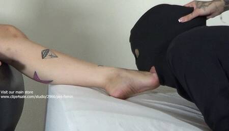 SUCK AND WSWALLOW FEMALE FEET WHILE WE SIT ON YOUR BACK