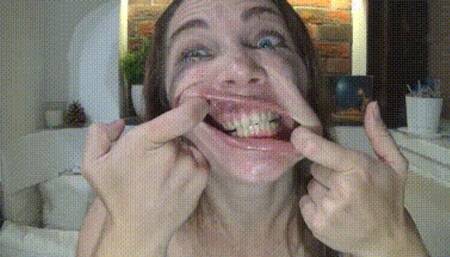 Make up wet face stretching mouth big eyes ef