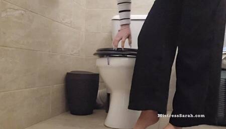 Golden Goddess Unleashes Her Bladder