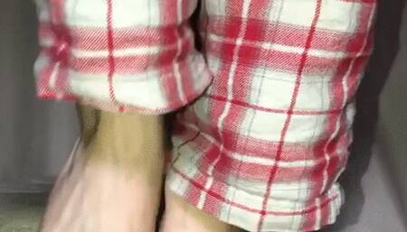 Piétinement de cousin pied nue