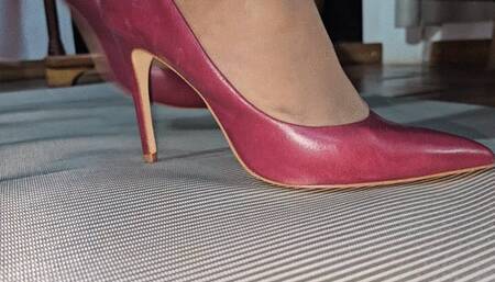 Balbina heel popping Queen in Nude Pantyhose and Classic Stilettos