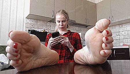 Wrinkled feet with big toes! MP4