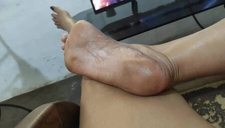 Alicia and her wrinkled and very dirty soles (2)