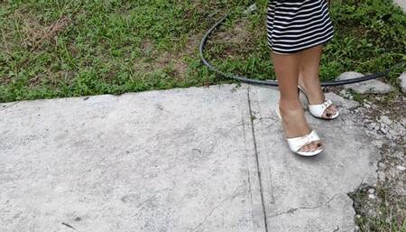 Kendall scratching her feet due to severe itchiness (5)