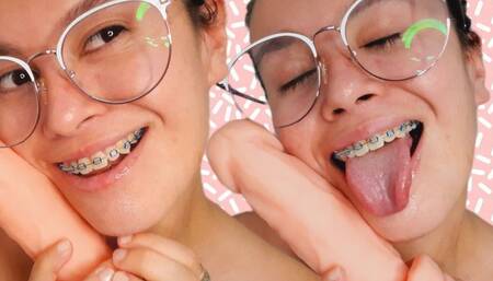 chupando mi consolador con mis nuevas gafas