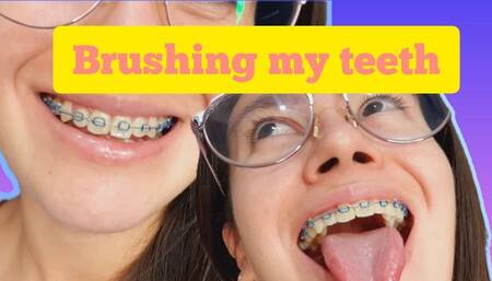 Me cepillo los dientes y muestro mis dientes y brackets