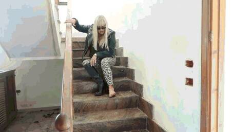 Stuck Foot on the Stairs WMV (1920x1080) FHD