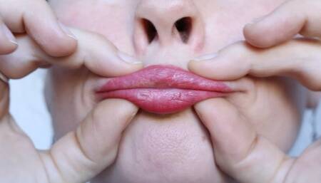 strething her natural lips mp2