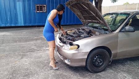 Roxan pumps the pedals of her car with high heels (3)