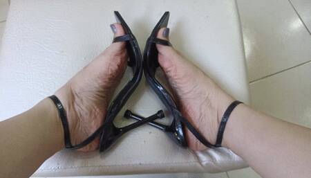 Tami using her pronounced arches to play (4)