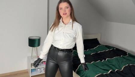 Woman in leather pants doing michael jackson dance and ass shake [360p]