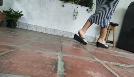 Walking in flip flops and then let them hang on the feet (5)