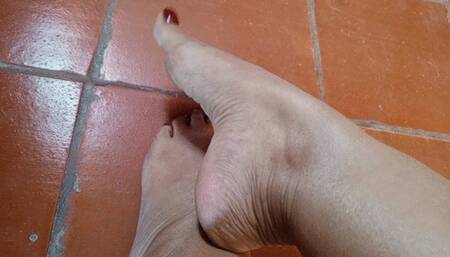 Pronounced soles and bows of the goddess Roxan (3)