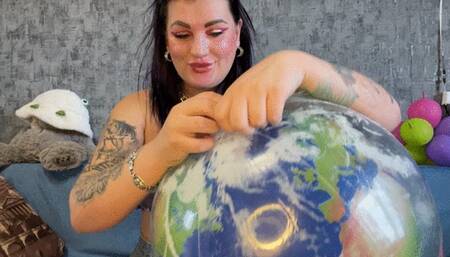 Girl deflate globos beachball