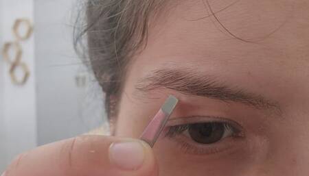 Painful Eyebrow Plucking – Close-Up Reactions and Real Struggles
