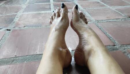 Alicia wetting her pronounced arches and wrinkled soles (2)