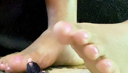 teenie at giantess feet as she watches tv 1080