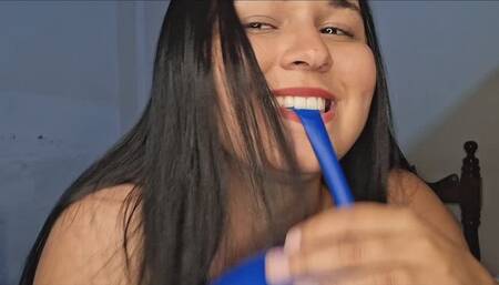 Muy cerca haciendo blow to pop