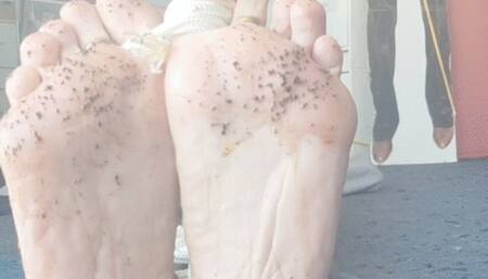 Dirty Bare Feet Bound Toe Tie