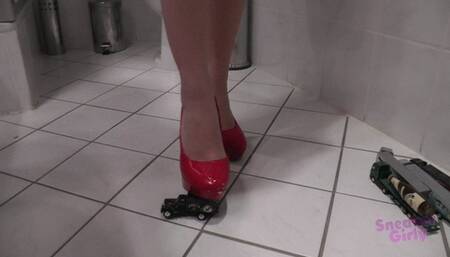 Sneaker-Girl Venice - Toy Car Crush with red Heels