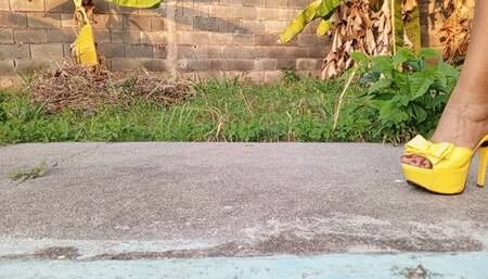 What pronounced bows and beautiful high heels (3)