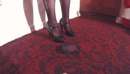 Tom Tom Sat Nav Stomped By Sophie CLOSE UP (4K)