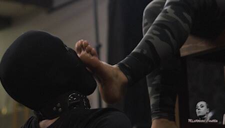 Licking her dangling feet FHD MP4