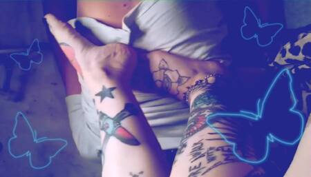 POV oggia piedi umano mentre chatto con altri