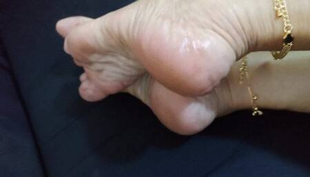 What a delight of Angelin's wrinkled soles and pronounced arches (1)