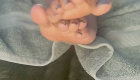 A Ebony giantess does a foot mask reveal