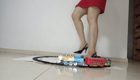Tami crushes, tramples and crushes a train with all its cars (4)