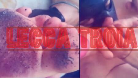 POV schiavo pulisce piedi molto sporchi di pavimento