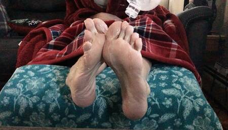 OILY SOLES AND TOES IN YOUR FACE!