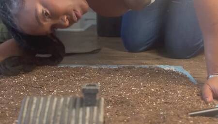 Ebony giantess shows up unnounced