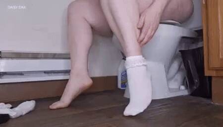 BBW Toe Wiggling Toilet Farts