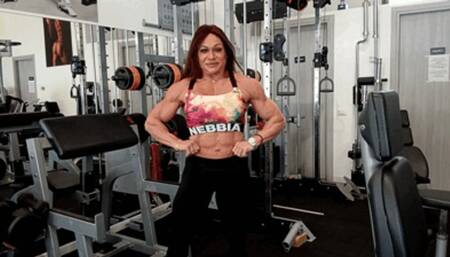 Tickle posing - lat spread