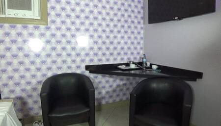 Two sexy cheerleaders competing for the longest fart By Scarlet White and Jenifer Carter Cam Por Dani full hd