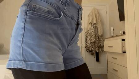 Mistress Nas' Stockings and Jeans Wetting!