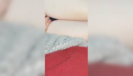 She gets fucked, ejaculates in her pussy and masturbates with the sperm.