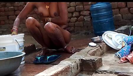 Desi Bhabhi Bathing