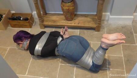 Roxxi in: Struggling Artist Urged to Continue with Her Talented 'Efforts' by Mocking, Tape-Happy Studio-Invader! (HD)