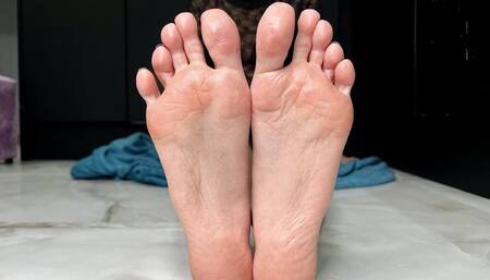 My pretty oil soles with long toes, bare big feet and blue toenails polish