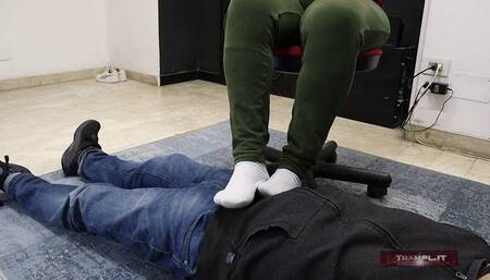 A1001 Lady Bea in Cocktrampling seduction