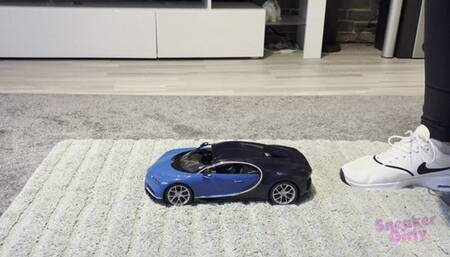 Sneaker-Girl Ella - Toy Car Destroy